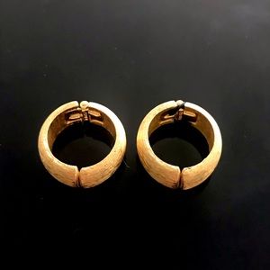 ✨Signed Vintage Trifari Gold Clip Earrings